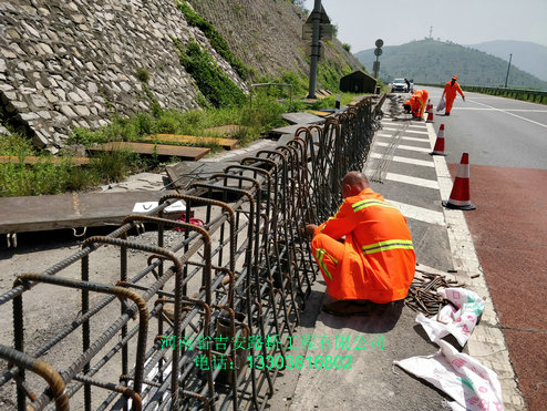 1619766370111182.jpg 安林高速新增砼護欄綁扎鋼筋.jpg