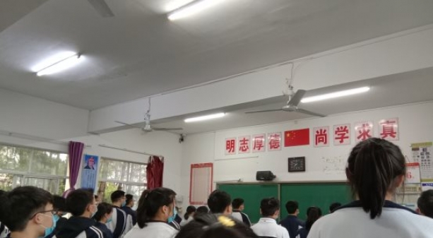 水蜜桃861官网：疫情下的复学升旗仪式  ——抗肺炎感党恩 抓复习备高考