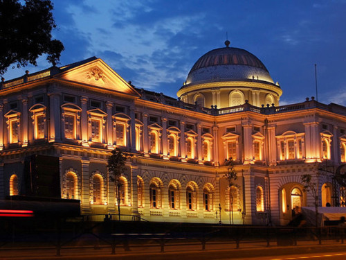 新加坡佛牙寺坐落于牛车水硕莪街,楼高五层,全按中国唐代佛寺风格建筑