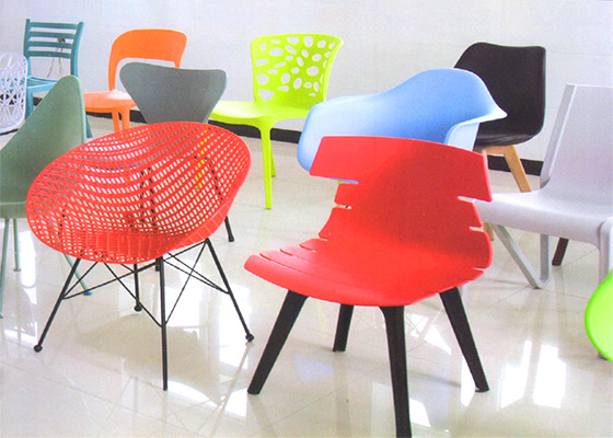 What material was used to design the Eames plastic chair chair?
