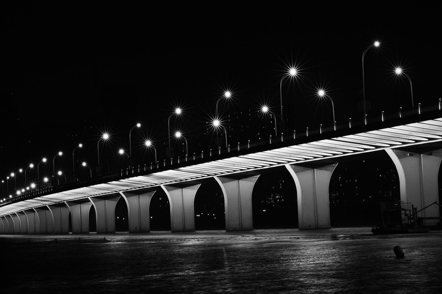 摄图网_500039770_banner_黑夜水面的沙湖大桥（非企业商用）.jpg