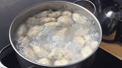 【重庆速冻食品】煮速冻水饺时，开水下锅可不行！多做这一步，饺子不破皮不露馅