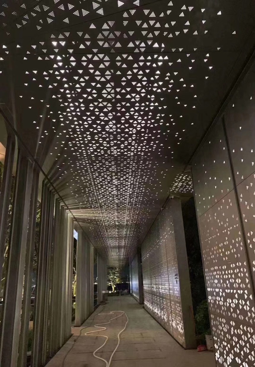 铝蜂窝双曲板,铝窗花,雕刻板,金属天花,包柱及各种装饰铝板等产品厂家