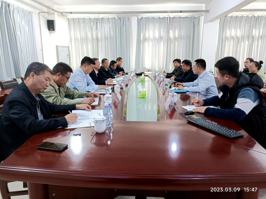 在中垦华山牧业座谈交流.png