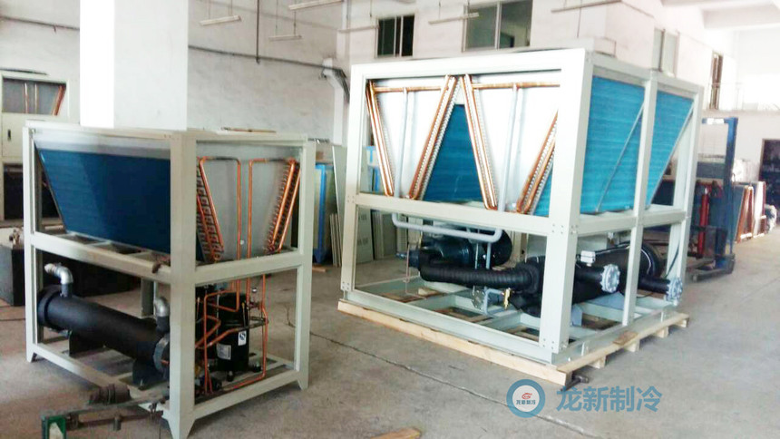 【深圳市龍新制冷設(shè)備有限公司】風(fēng)冷式冷水機(jī)與水冷冷水機(jī)的主要區(qū)別