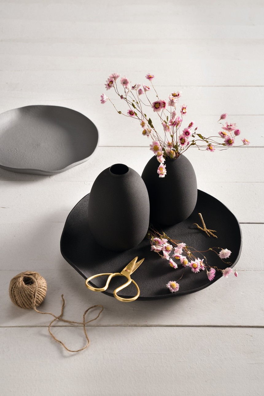 Casolare_Schale_30_Alu_grau_041675_Schale_39_Alu_schwarz_041696_Vase_16_19_Metall_schwarz_041697_98_mood_H.jpg
