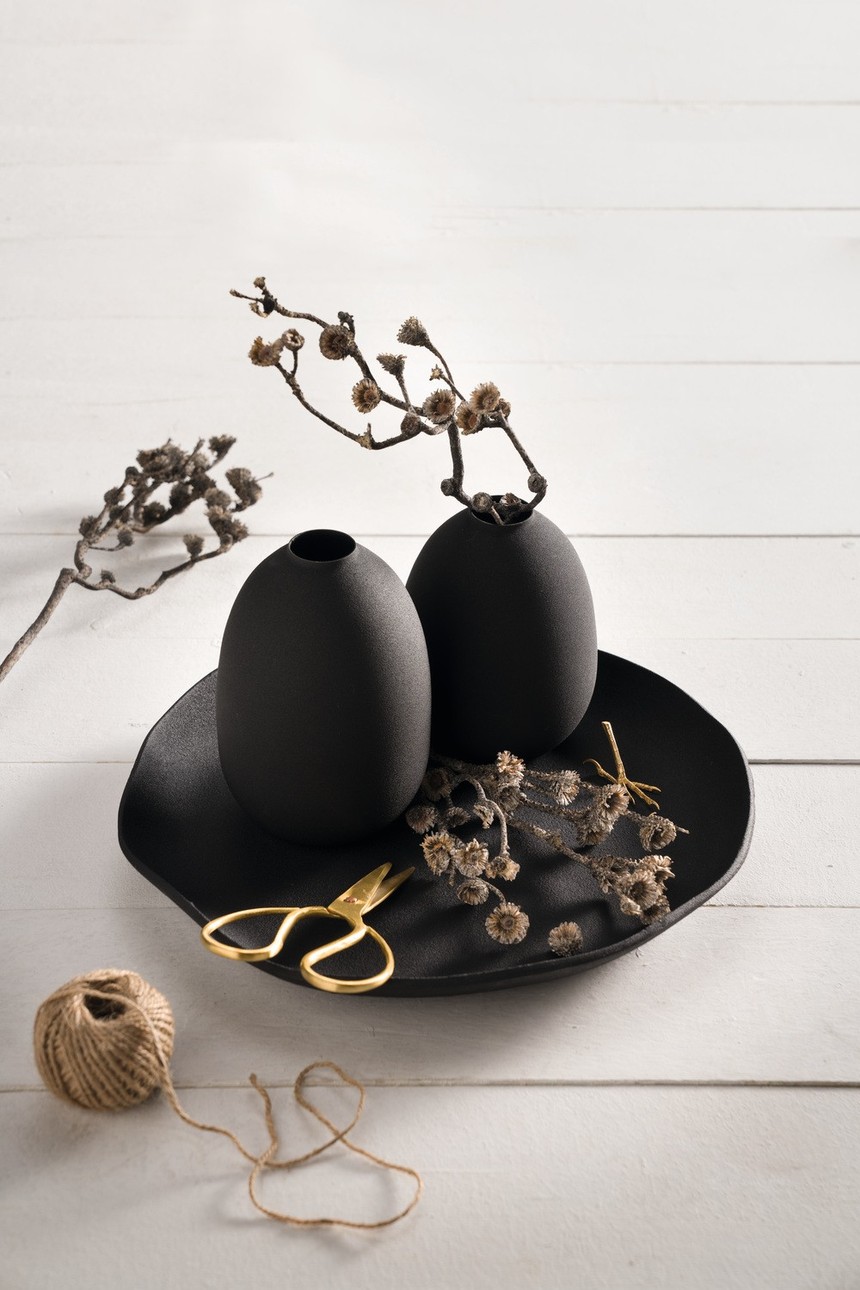 Casolare_Schale_39_Alu_schwarz_041696_Vase_16_und_19_Metall_schwarz_041697_98_mood_H_v2.jpg