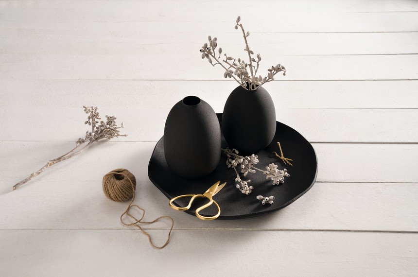 Casolare_Schale_39_Alu_schwarz_041696_Vase_16_und_19_Metall_schwarz_041697_98_mood_Q_v1.jpg