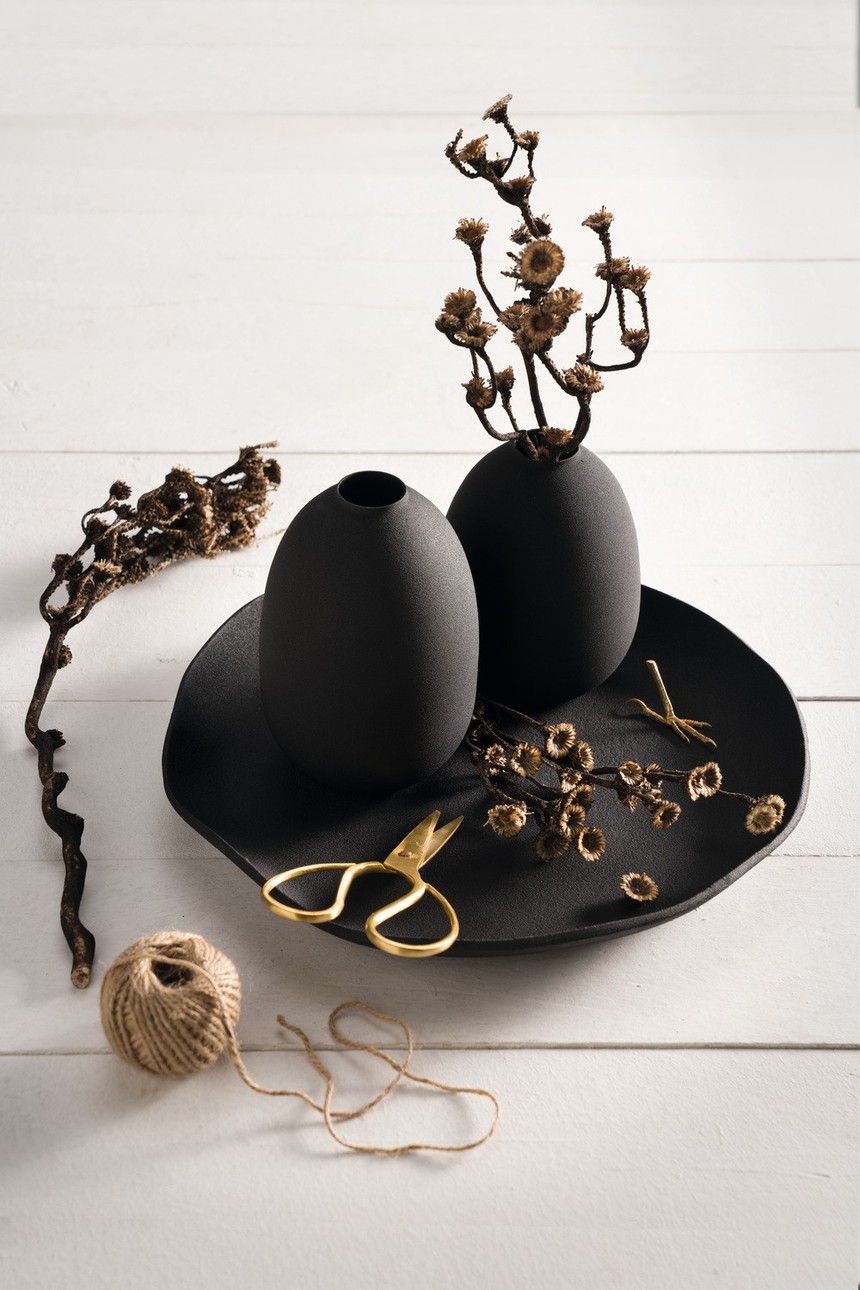Casolare_Schale_39_Alu_schwarz_041696_Vase_16_und_19_Metall_schwarz_041697_98_mood_H_v4.jpg