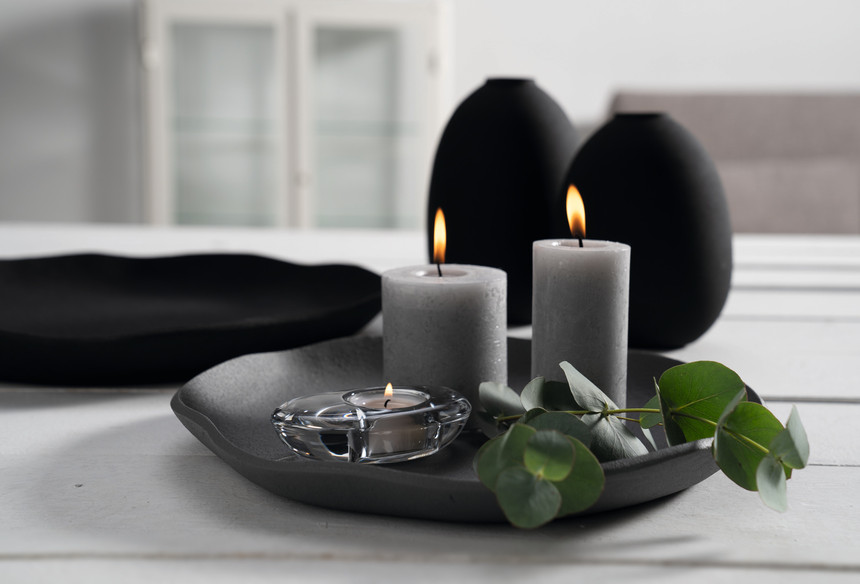 Casolare_Schale_39_Alu_schwarz_041697_Schale_30_Alu_grau_041695_Tischlicht_3_041831_Vase_16_19_Metall_schwarz_041697_98_detail_Q_v2.jpg