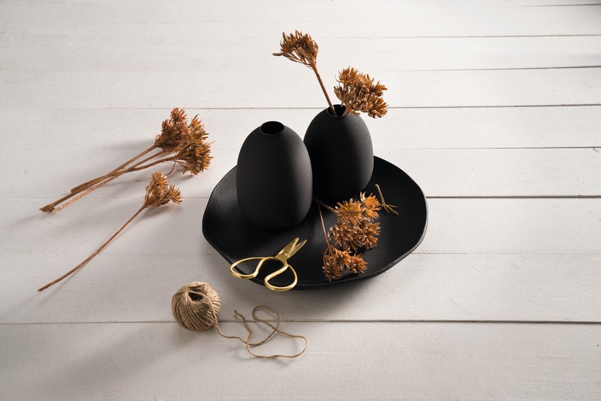Casolare_Schale_39_Alu_schwarz_041696_Vase_16_und_19_Metall_schwarz_041697_98_mood_Q_v3.jpg
