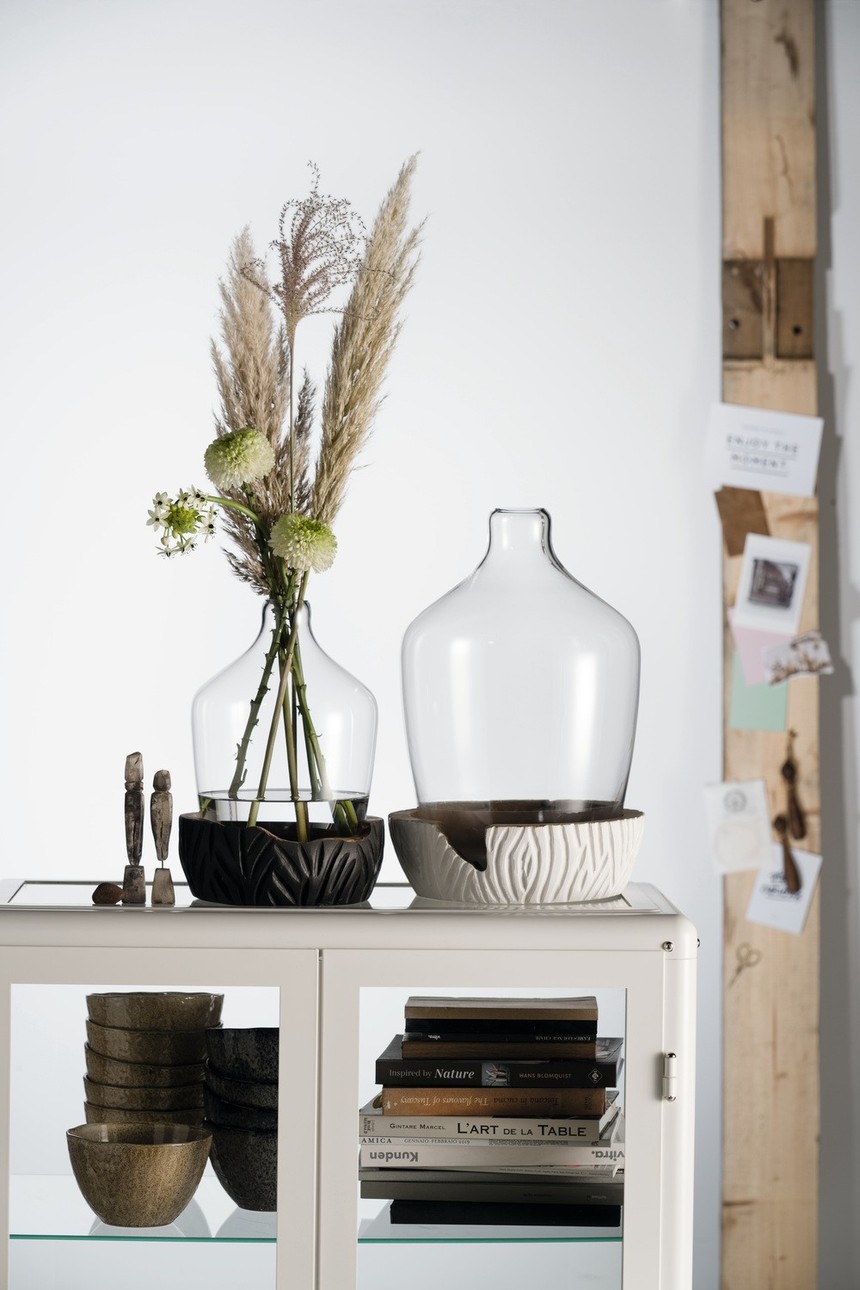 Casolare_Vase_30_Sockel_Schwarz_084398_Vase_40_Sockel_Weiß_084399_mood_H.jpg
