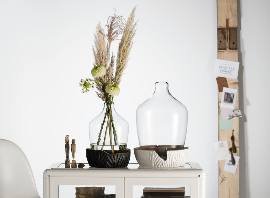 Casolare_Vase_30_Sockel_Schwarz_084398_Vase_40_Sockel_Weiß_084399_mood_Q.jpg