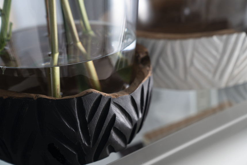 Casolare_Vase_30_Sockel_Schwarz_084398_Vase_40_Sockel_Weiß_084399_detail_Q.jpg