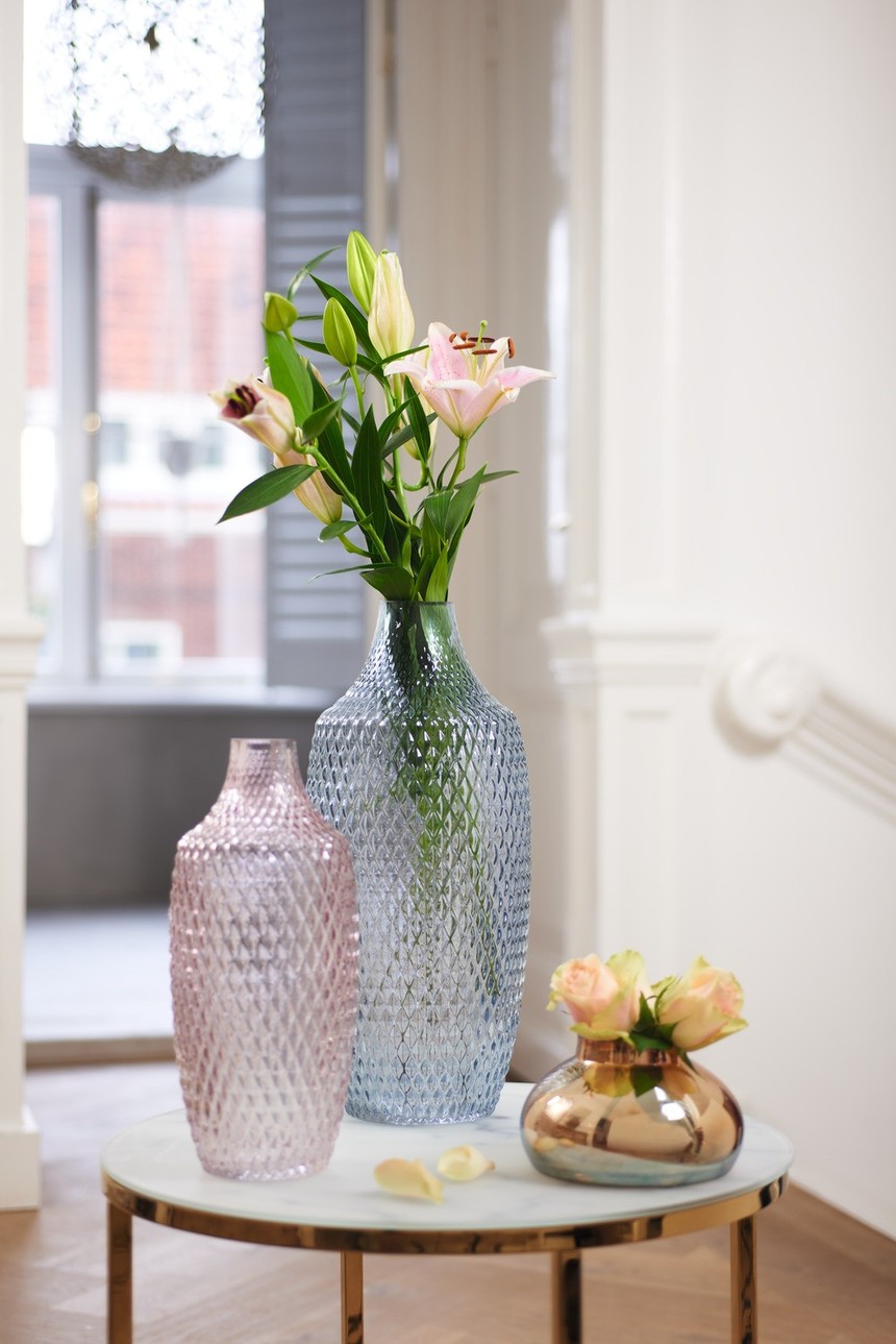 POESIA_Vase_018675_80_Vase_gold_018650_mood_V01_H.jpg