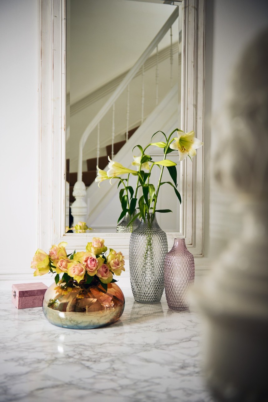 POESIA_Vase_14_gold_018650_Vase_018676_80_Rose_018686_mood_H.jpg