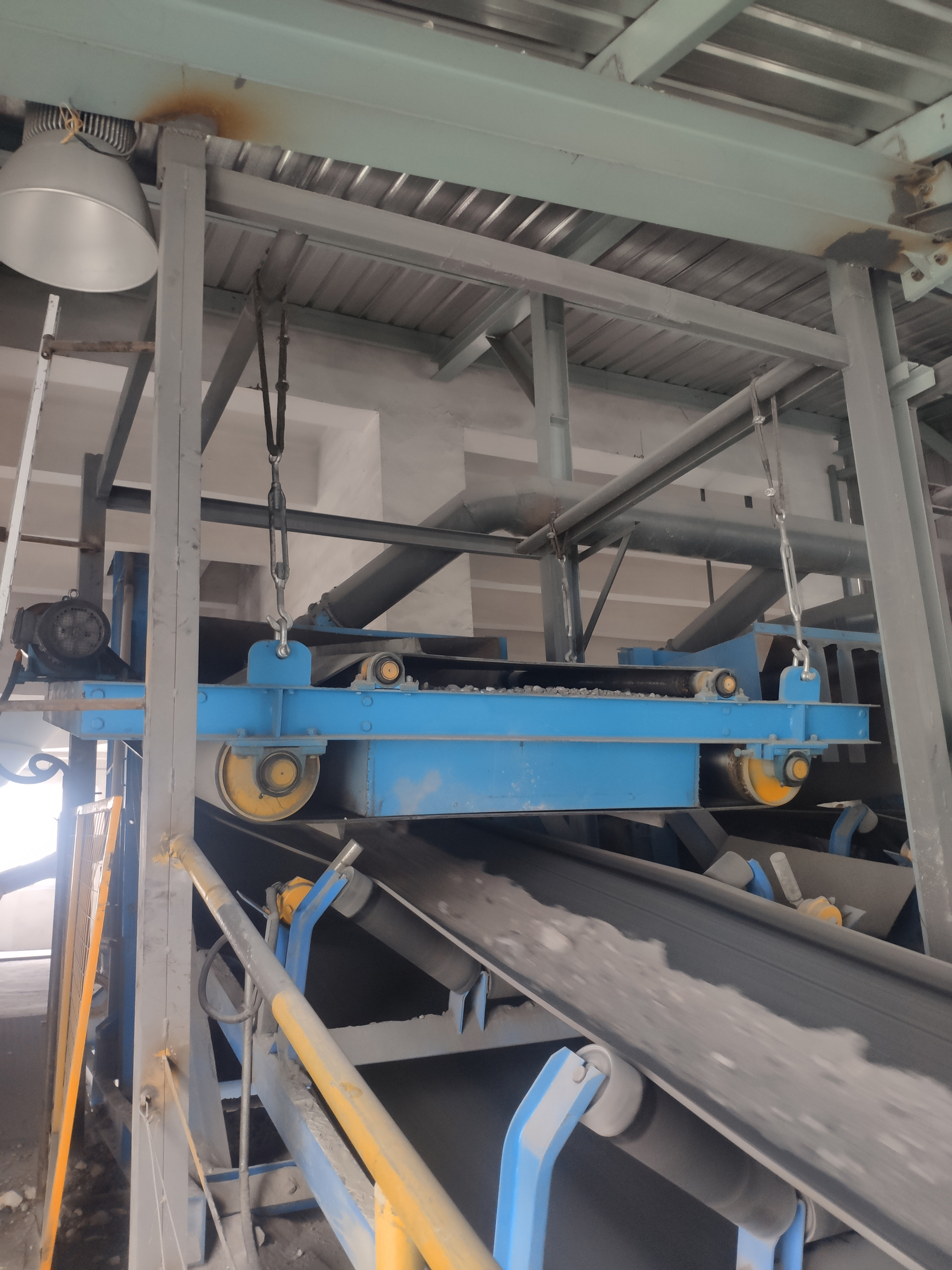 永磁除铁器现场_潍坊本初磁电科技有限公司