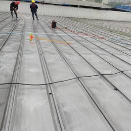 舊鋼結(jié)構(gòu)廠房除銹噴漆翻新