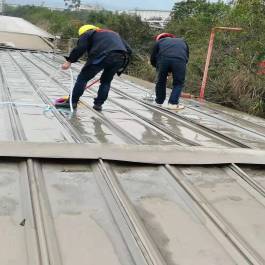 舊鋼結(jié)構(gòu)廠房除銹噴漆翻新