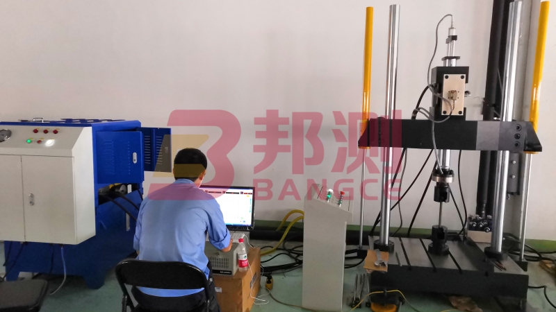 1793236786476762.jpg 疲劳试验机设备验收现场实拍图.jpg