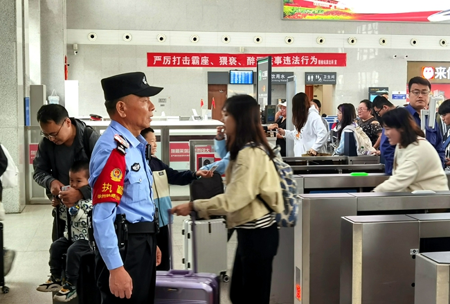 1728474509402250.jpg 民警在赣榆站检票口执勤(徐浩翔摄影)_proc.jpg