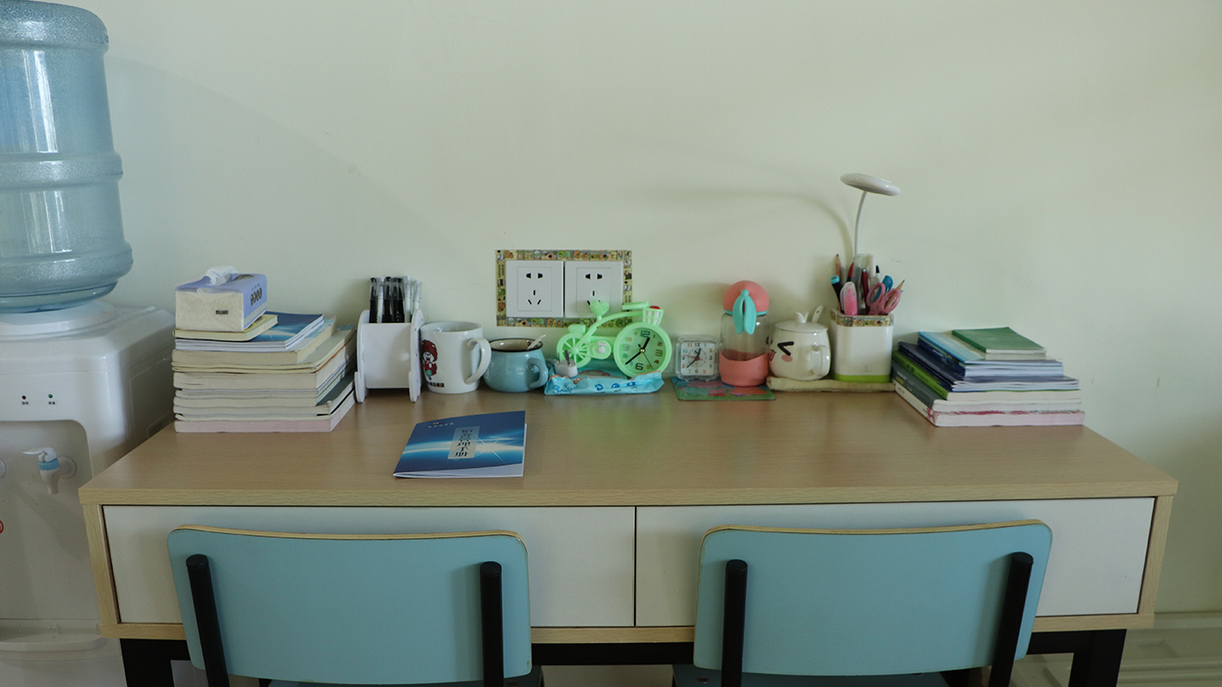 寝室书桌_浙江华策影视技工学校招生网