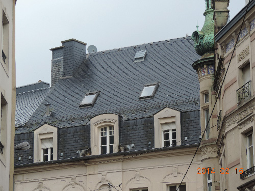 到市政厅,城堡等高档建筑,黑色石板瓦屋面已经成为欧洲建筑的标志之一