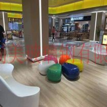 玻璃鋼坐凳 商業(yè)廣場白色長條(tiáo)座椅(yǐ)休閑(xián)美陳家具 戶外園林造景擺件