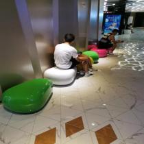 玻璃鋼異形坐(zuò)凳雕塑報價戶(hù)外(wài)坐凳雕塑(sù)造型