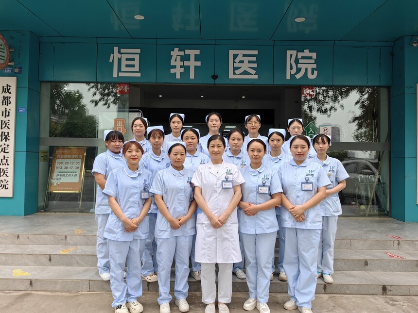 1728625244432626.jpg 医院hushi大合照.jpg