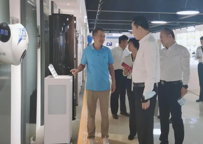 皓庭科技董事长王成向全国工商联领导介绍新风产品