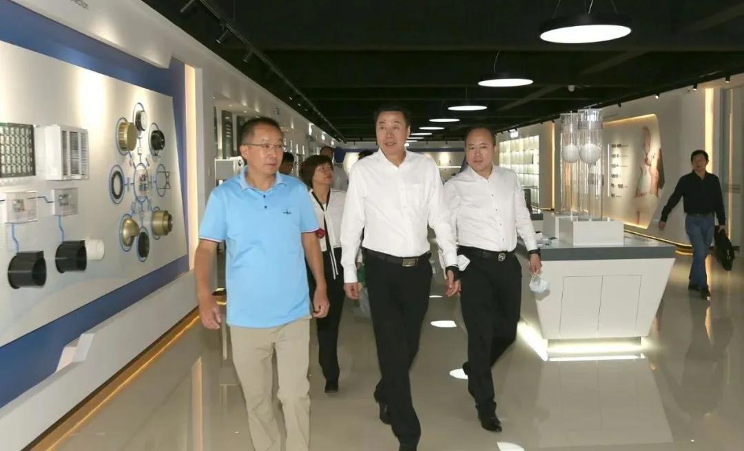 皓庭科技董事长王成带领全国工商联领导参观皓庭新风展厅