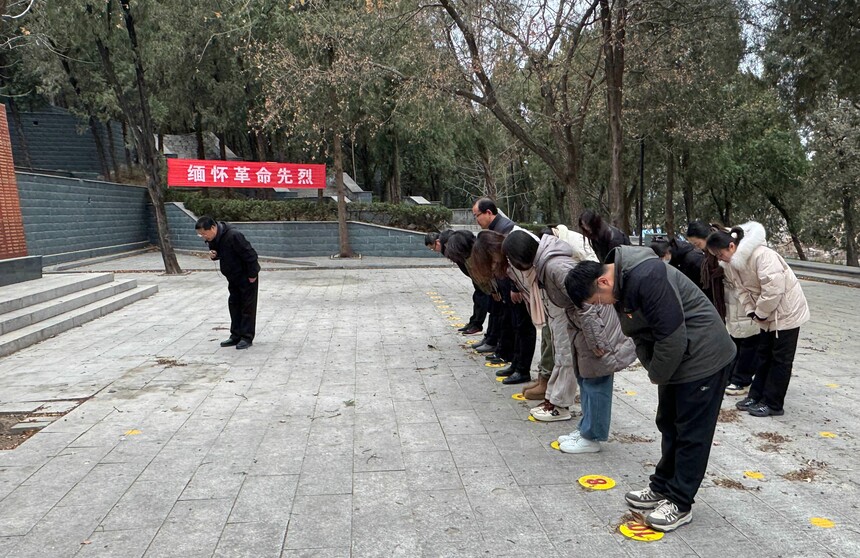 1765695265766664.jpg 济幼师专信息商务学院党支部赴长清烈士陵园开展缅怀抗战英烈活动2.jpg