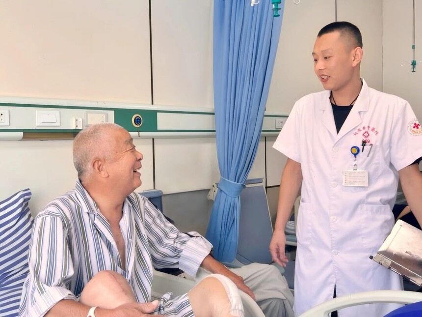右膝换完换左膝:66岁杨大爷的“双腿新生记” 右膝换完换左膝:66岁杨大爷的“双腿新生记”