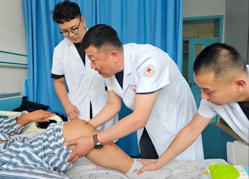右膝换完换左膝:66岁杨大爷的“双腿新生记” 右膝换完换左膝:66岁杨大爷的“双腿新生记”