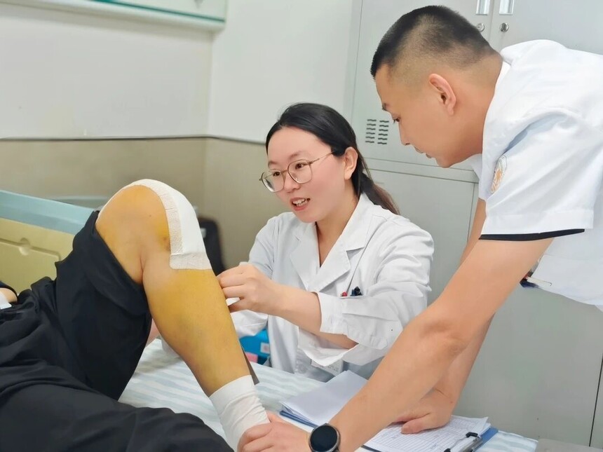 右膝换完换左膝:66岁杨大爷的“双腿新生记” 右膝换完换左膝:66岁杨大爷的“双腿新生记”