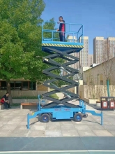 移動剪叉式升降機(jī)