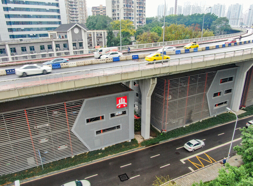 1-2024年11月26日，在位于重庆市沙坪坝区的石门大桥桥下机械立体停车库，极大了改善周边市民停车难。 (7).jpg
