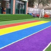 幼兒園彩虹跑道草