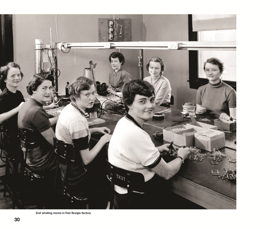 1946年-绕制线圈的工人