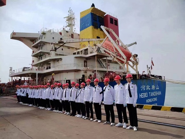 1683881670503388.jpg 与船舶合影.jpg