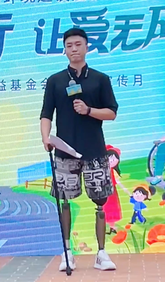 1727075705323099.png 蔡璐 双大腿 参加活动.PNG