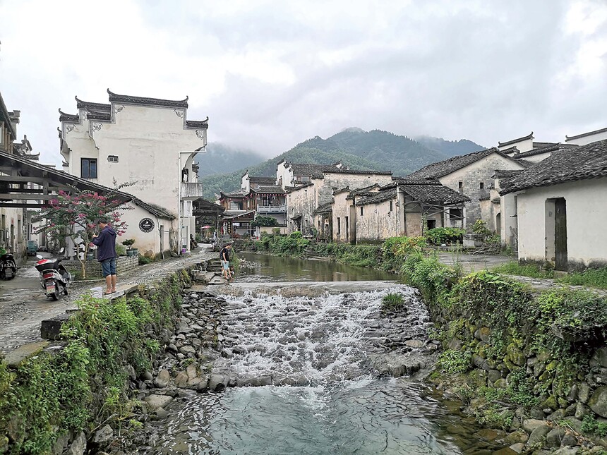 依山傍水的卢村.jpg