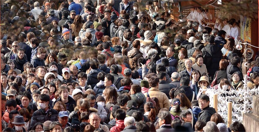摄图网_500591404_日本京都人们蜂拥进入寺庙迎接新年庙会（非企业商用）.jpg