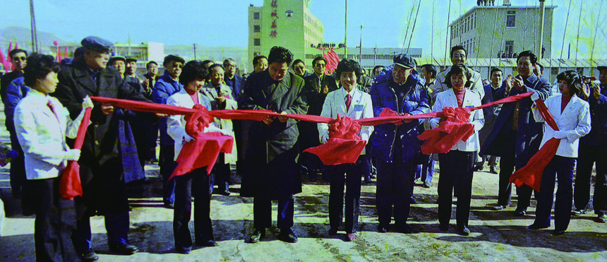 《图述古交》省、市领导为古交矿区最后一座大型矿井炉峪口矿投产剪彩.jpg