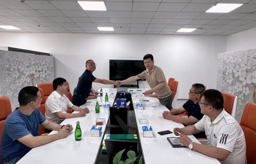 上车啦!永利·皇宫与汉龙通达携手并肩,共同开启战略合作的全新篇章!——澳门永利固态电池璀璨登场,强劲进击万亿级别的商用车市场!