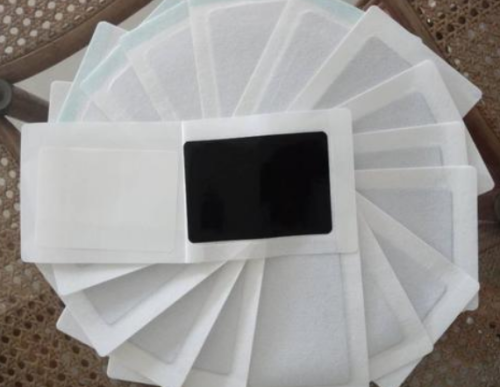 秋冬季節(jié)貼敷傳統(tǒng)黑膏藥時(shí)的注意事項(xiàng)