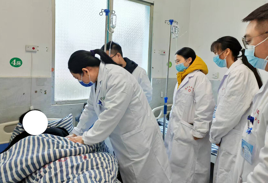 1752114835916728.jpg 2.开展教学查房.jpg