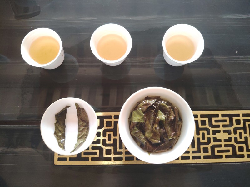 1765185305611235.jpg 云南半叶白茶叶底和茶汤.jpg