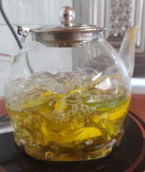 1776610908560059.jpg 煮泡中的半叶黄金茶.jpg